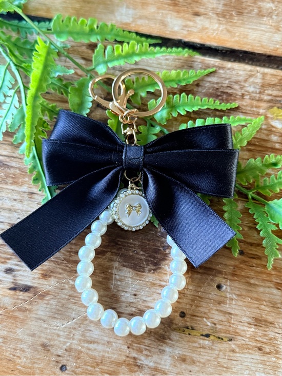Accessories - Elegant Black Bow & Pearl Charm Keychain